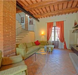 6 Bedroom Villa with Spacious garden and Pool Area in Empoli in Tuscany, Sleeps 13